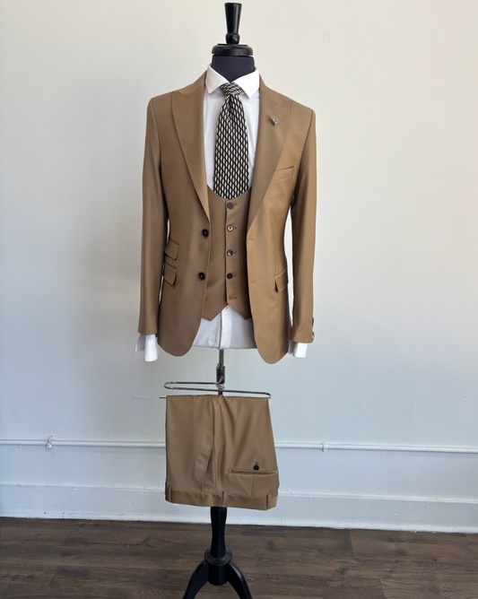 Men's Beige 3-Piece Suit with Vest & Patterned Tie