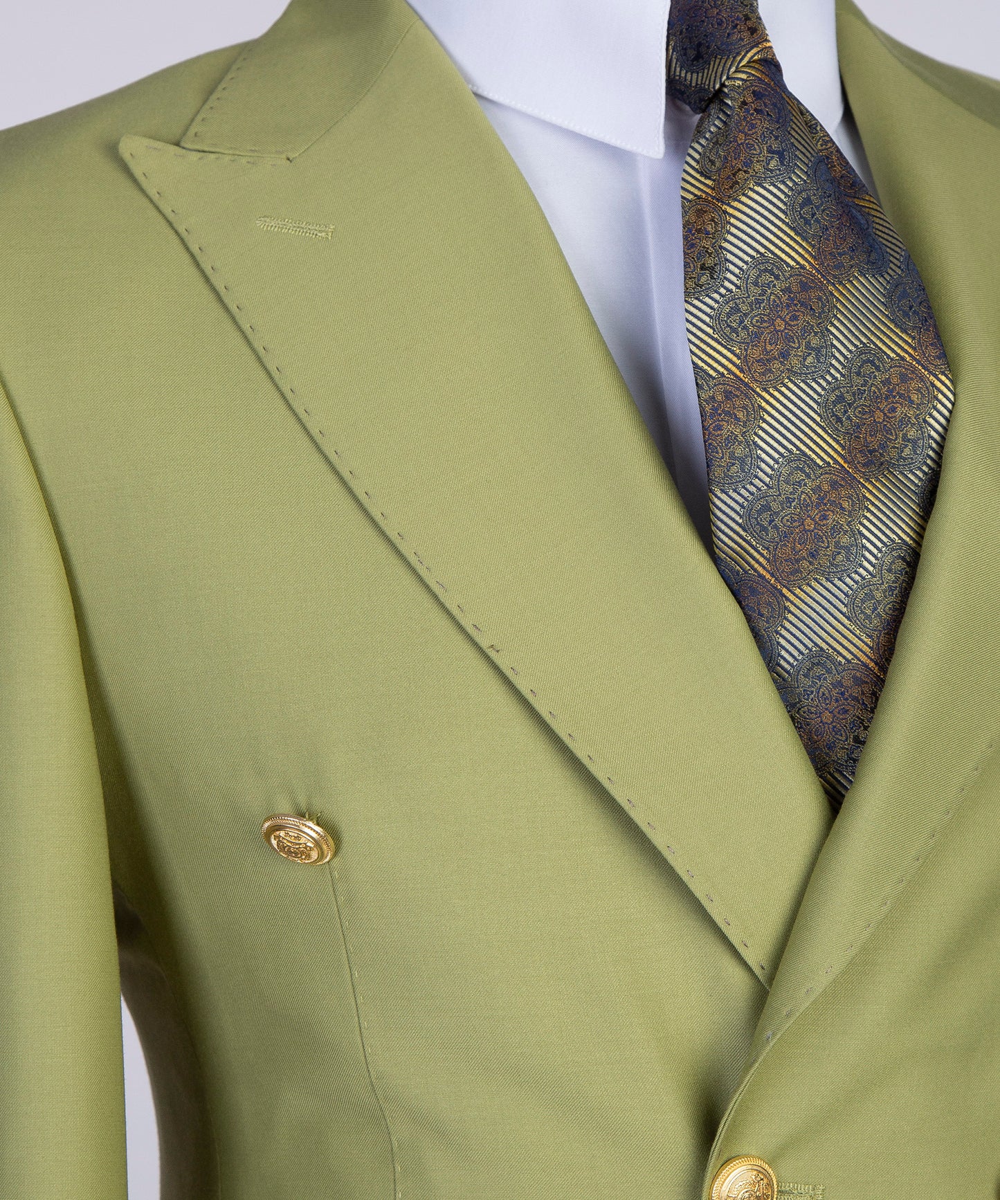 KOSS ATELIER Double Breasted Olive Green Suit with Elegant Lapels and Stylish Tie